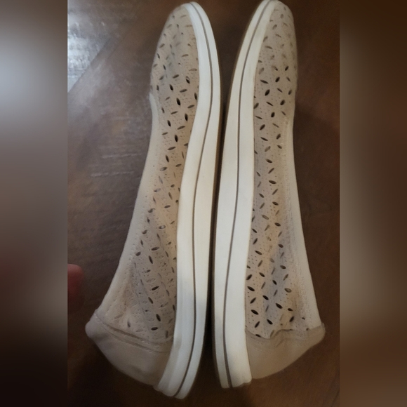 Clarks Beige Women's Cloud Steppers Flats with Laser Cutout Design  Size 11  EUC - Picture 3 of 7